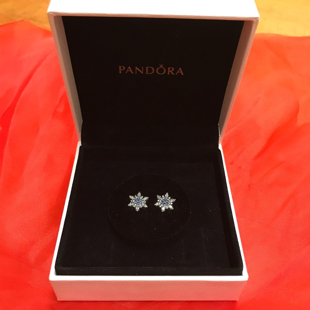 New without tag Pandora Snowflake earrings